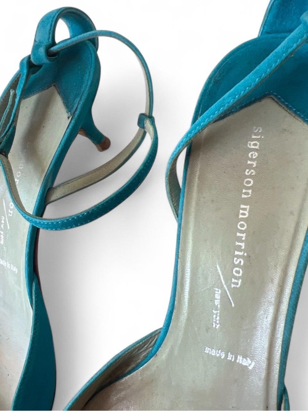 Vintage Sigerson Morrison Teal Pointed Toe Suede Heels
Made in Italy
Size 9 - Picture 7 of 7
